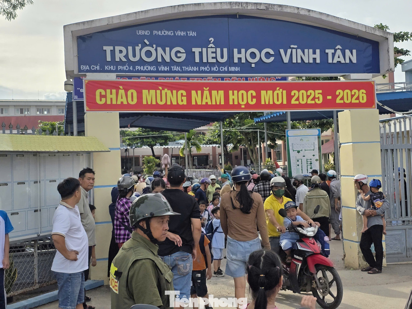 Hối hả thay bàn ghế mới sau "Tối hậu thư" của Chủ tịch TPHCM- Ảnh 6.