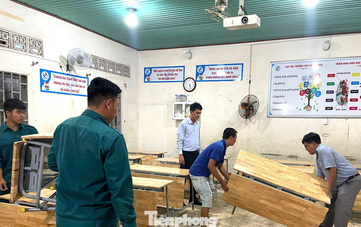 Hối hả thay bàn ghế mới sau "Tối hậu thư" của Chủ tịch TPHCM- Ảnh 2.
