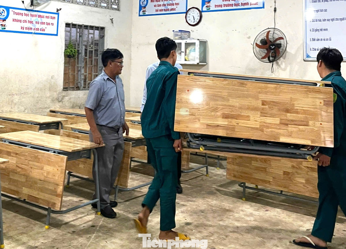 Hối hả thay bàn ghế mới sau "Tối hậu thư" của Chủ tịch TPHCM- Ảnh 1.