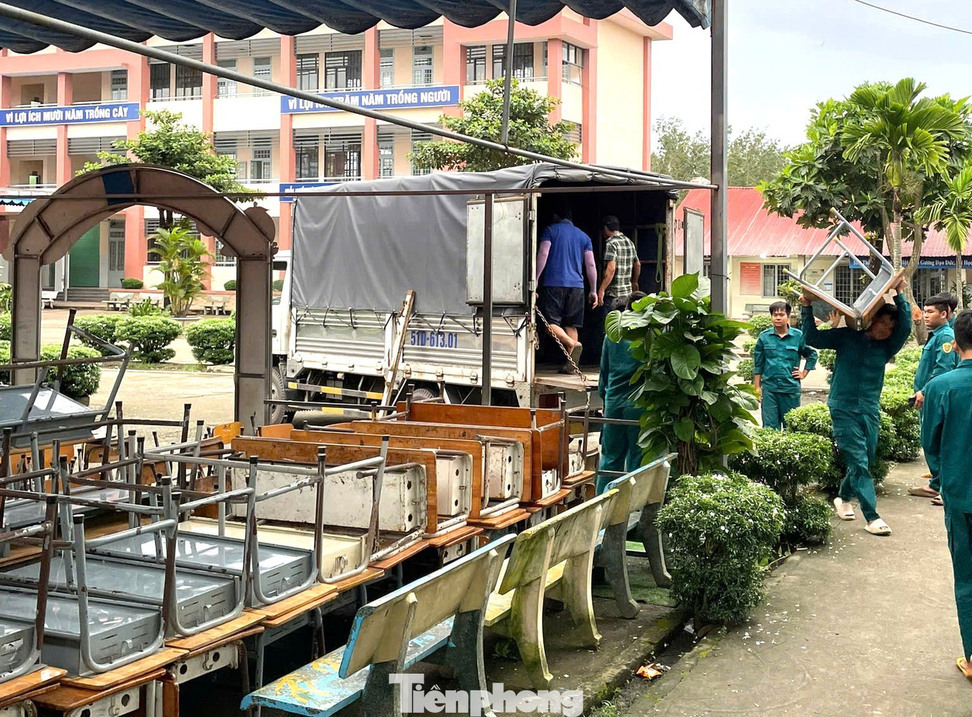 Hối hả thay bàn ghế mới sau "Tối hậu thư" của Chủ tịch TPHCM- Ảnh 5.