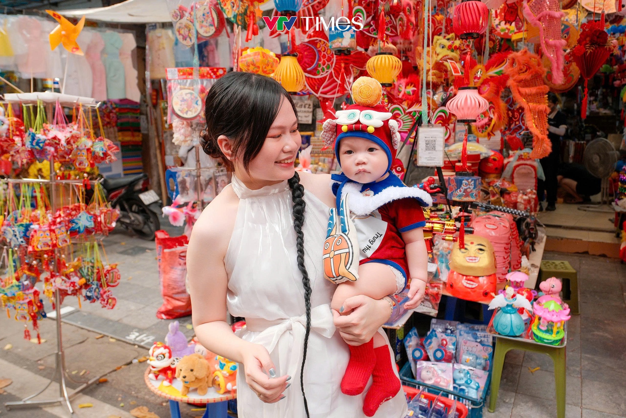 Giới trẻ nô nức “săn ảnh” mùa Trung thu- Ảnh 2.