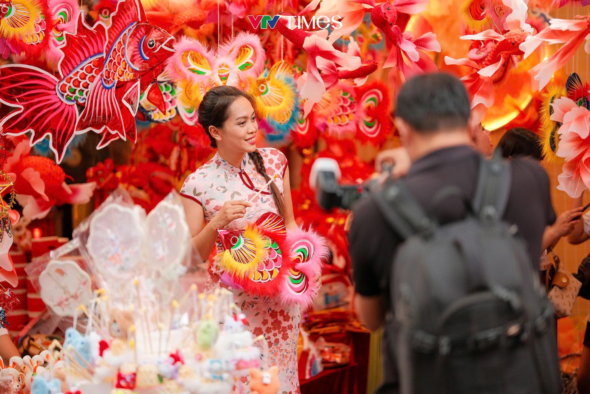 Giới trẻ nô nức “săn ảnh” mùa Trung thu- Ảnh 7.