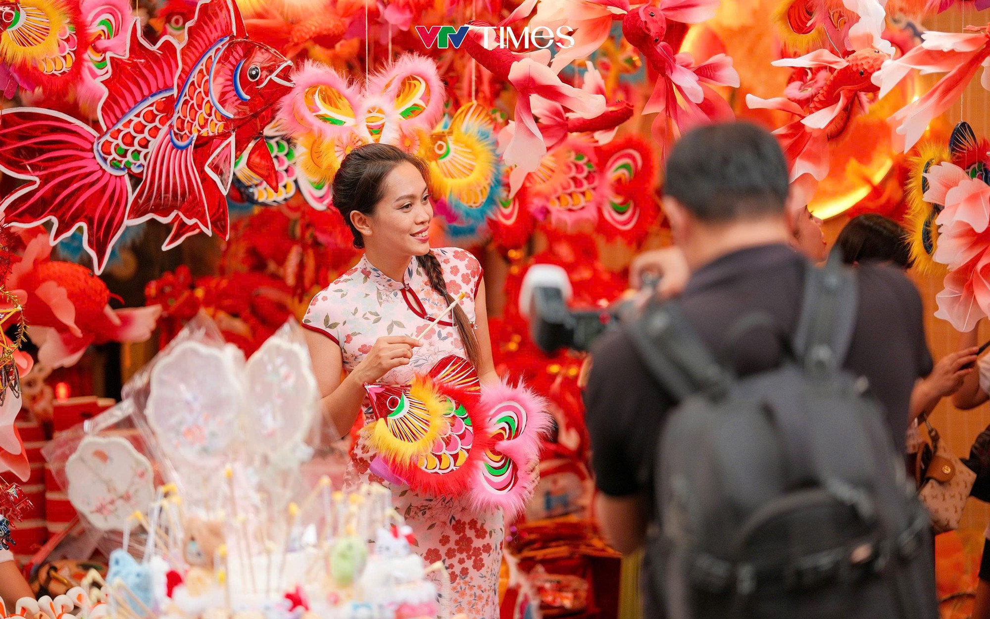 Giới trẻ nô nức “săn ảnh” mùa Trung thu- Ảnh 1.