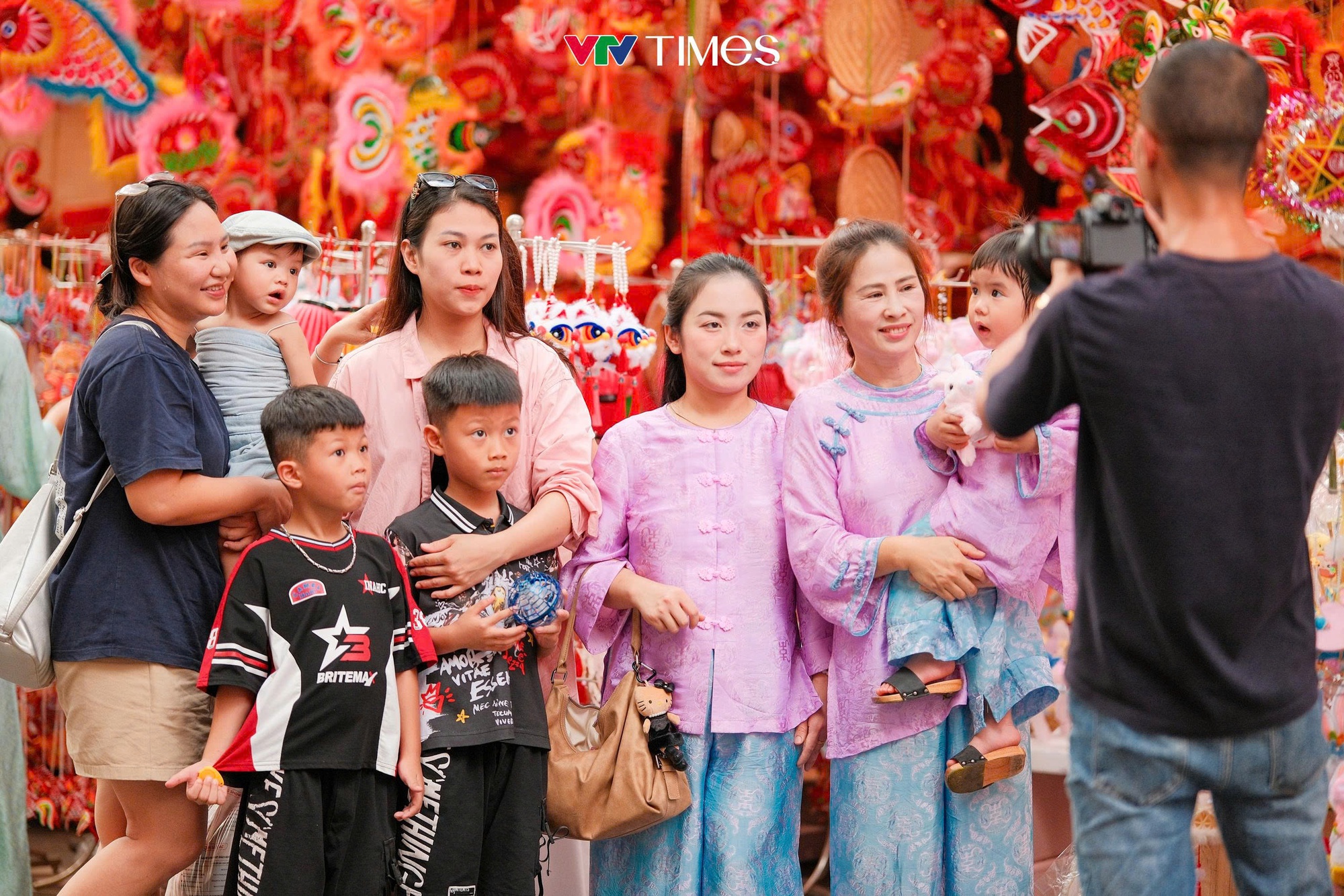 Giới trẻ nô nức “săn ảnh” mùa Trung thu- Ảnh 5.
