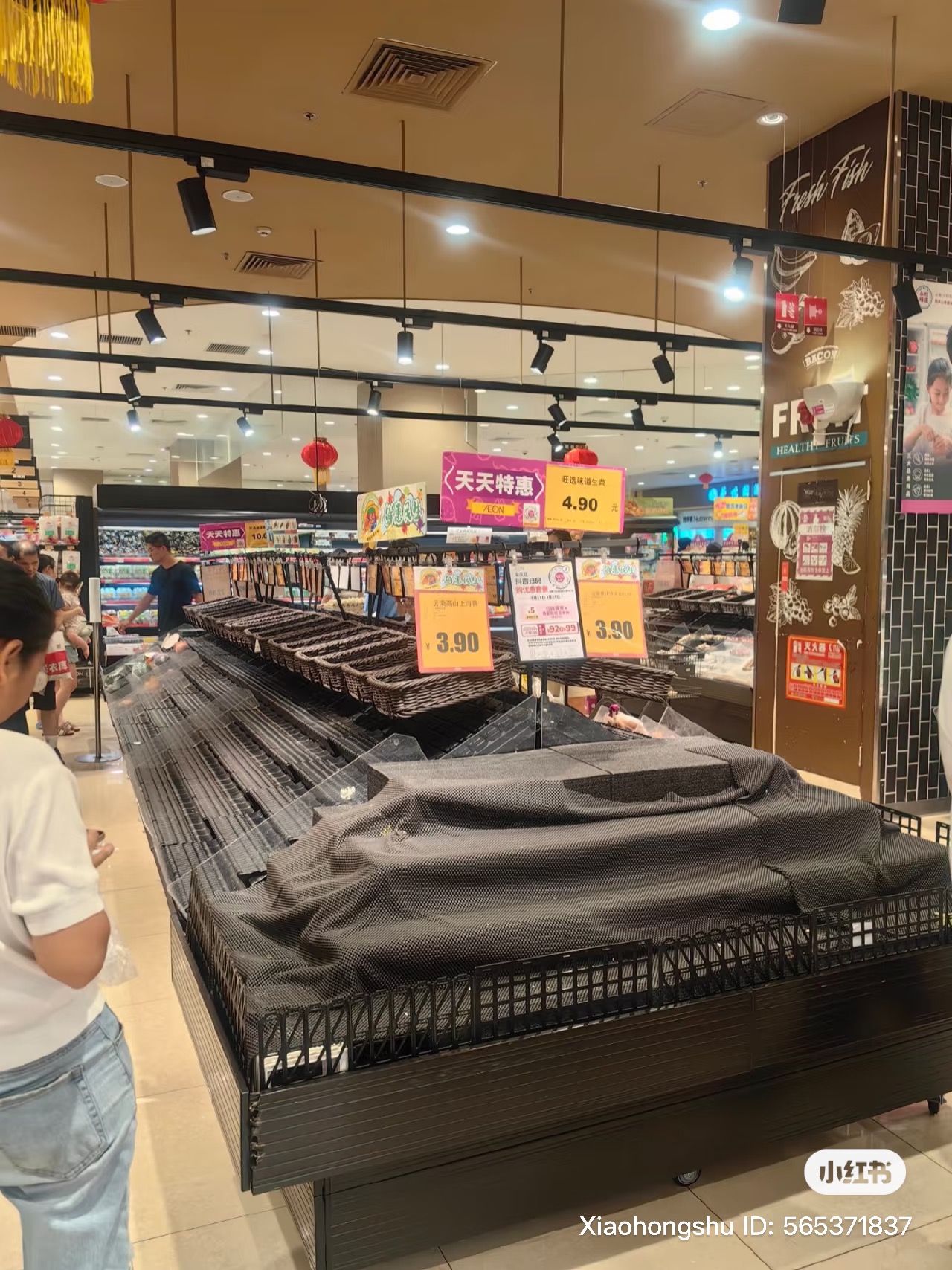 Siêu thị Trung Quốc trước siêu bão Ragasa: Kệ hàng trống trơn nhưng 3 loại rau vẫn "ế chỏng chơ", netizen thắc mắc lý do- Ảnh 1.