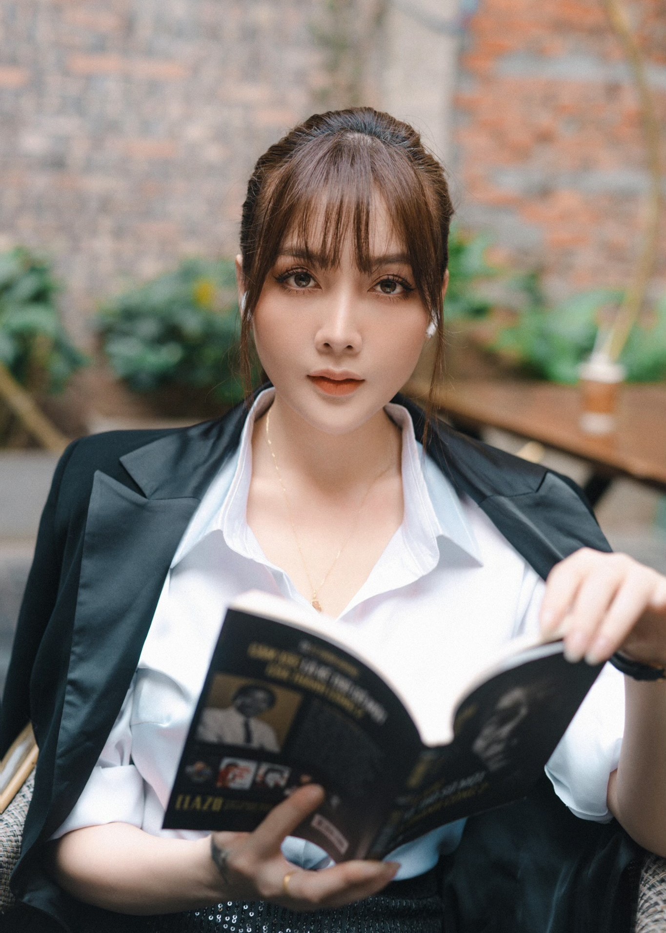 Chưa thấy phu nhân tài phiệt nào kém sang thế này: Nhan sắc sến súa lạc quẻ, giọng nói còn tuyệt vọng hơn- Ảnh 5.