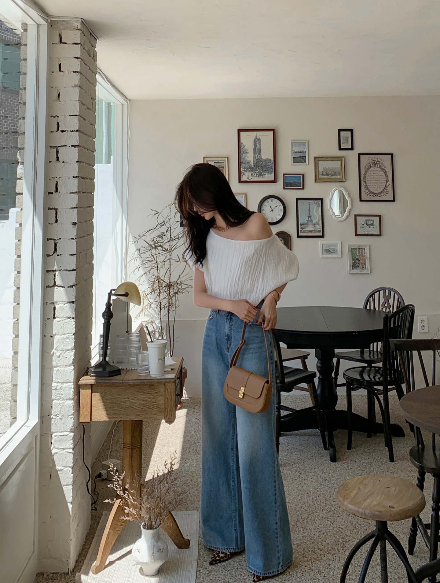 Áo trắng và quần jeans xanh: Combo đẹp nhất mùa thu giúp vẻ ngoài trông sang trọng và hack tuổi trong tích tắc- Ảnh 5.