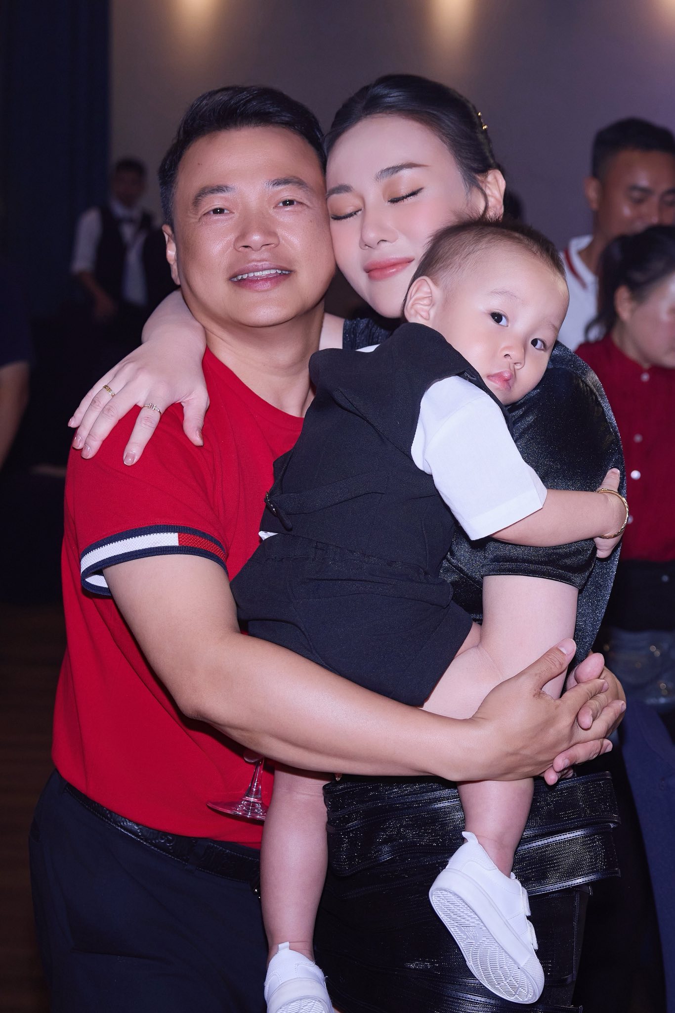 Phương Oanh tổ chức sinh nhật ấm áp tình thân cho Shark Bình, thái độ của 2 con riêng nói lên tất cả- Ảnh 5.