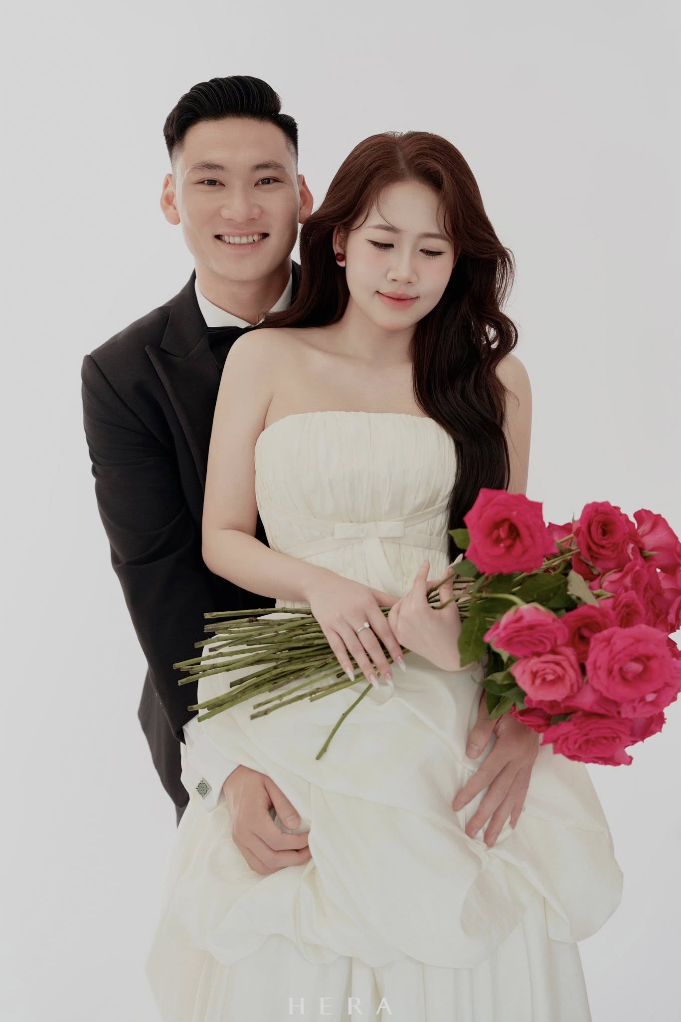 Thủ môn ĐT Việt Nam tung ảnh cưới 