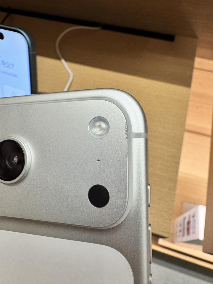 iPhone 17 Pro vừa rơi đã xước, ốp lưng lập tức trở thành "thứ tồn tại duy nhất"- Ảnh 4.