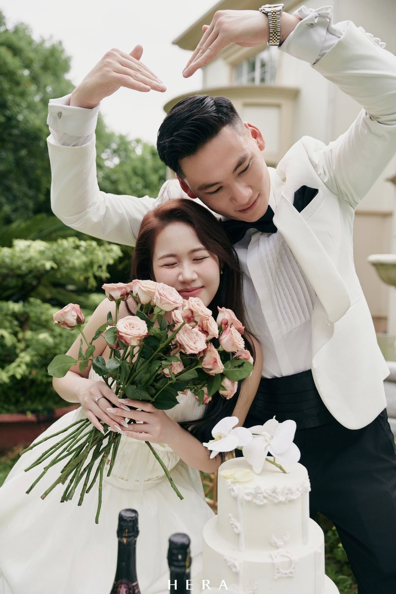 Thủ môn ĐT Việt Nam tung ảnh cưới 