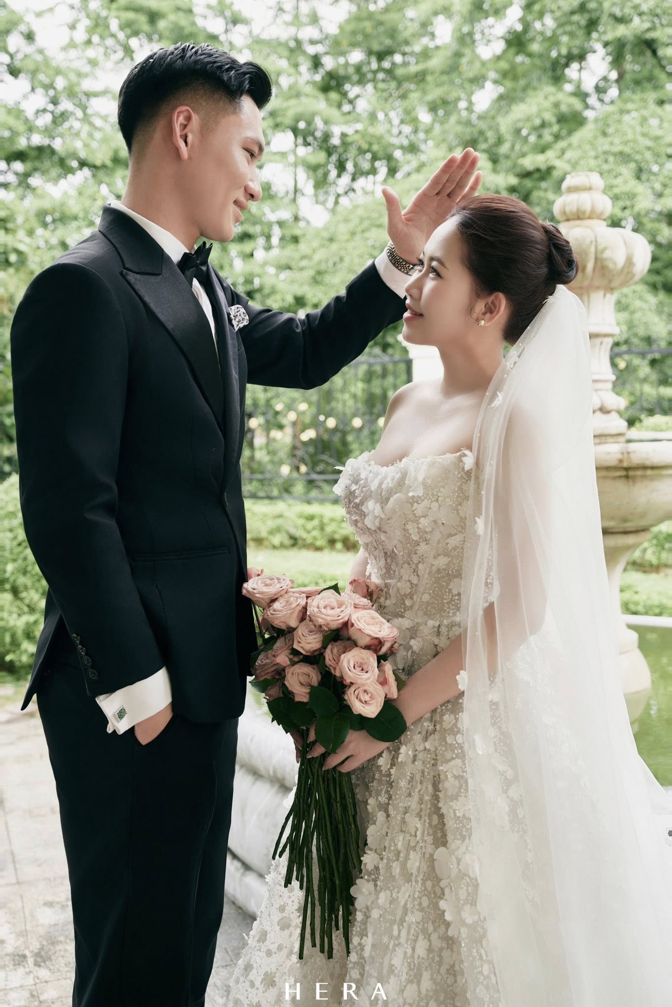 Thủ môn ĐT Việt Nam tung ảnh cưới 