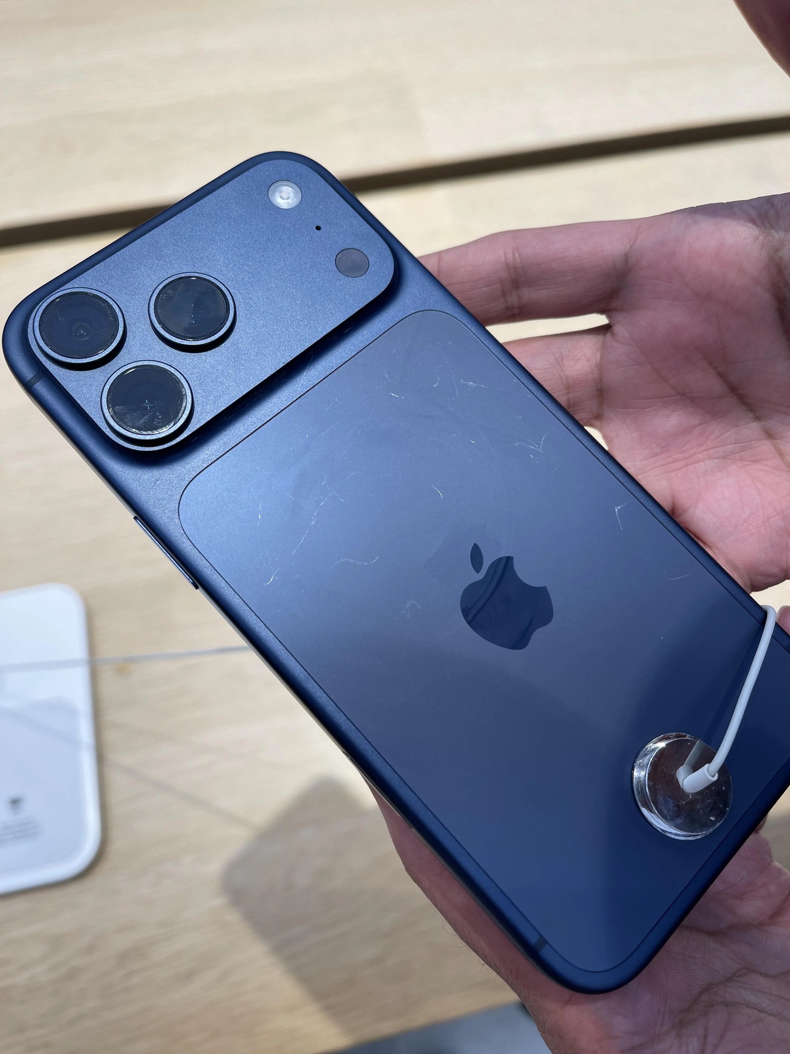 iPhone 17 Pro vừa rơi đã xước, ốp lưng lập tức trở thành "thứ tồn tại duy nhất"- Ảnh 3.