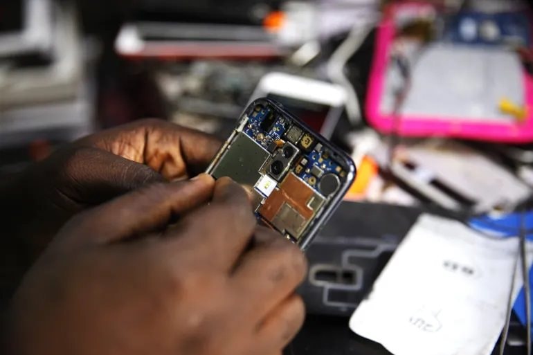 Ở Việt Nam mua iPhone 64 triệu dễ như bỡn, ở quốc gia này iPhone chẳng khác gì "báu vật": Chẳng ai mua nổi- Ảnh 5.