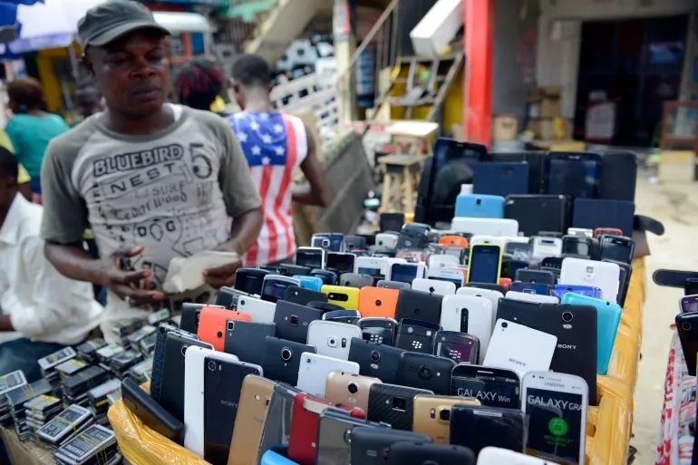 Ở Việt Nam mua iPhone 64 triệu dễ như bỡn, ở quốc gia này iPhone chẳng khác gì "báu vật": Chẳng ai mua nổi- Ảnh 2.