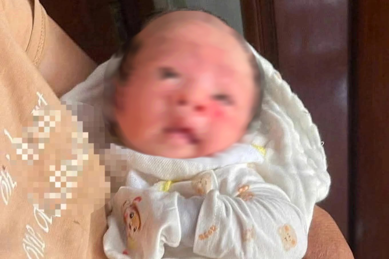 Bé gái sơ sinh bị bỏ rơi với tờ giấy ghi tên "Nấm" cùng 15 triệu đồng- Ảnh 1.