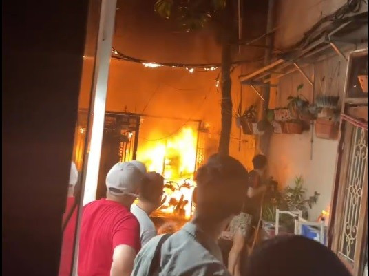 Hà Nội: Lửa bao trùm ngôi nhà trong ngõ ở phố Lạc Long Quân- Ảnh 1.