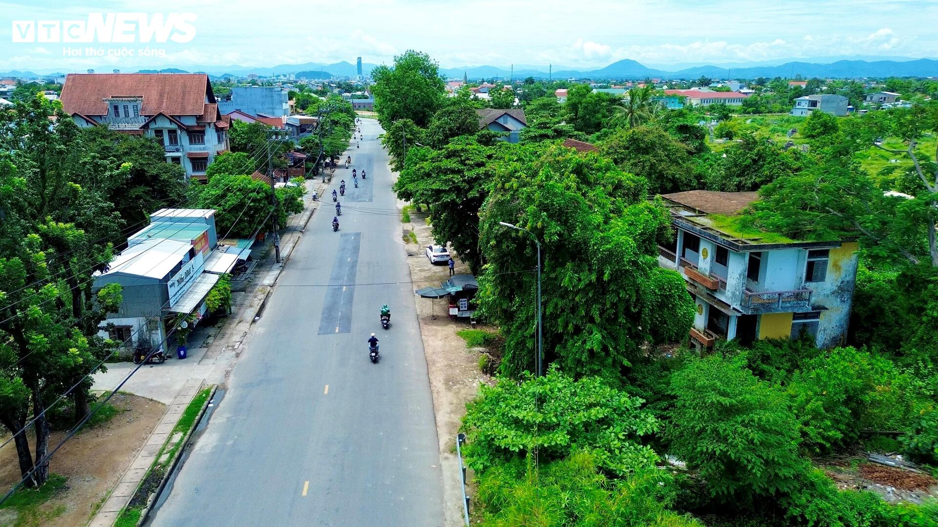 Rợn người trong các nhà công sản bỏ hoang sau hơn 20 năm chuyển trung tâm hành chính- Ảnh 1.