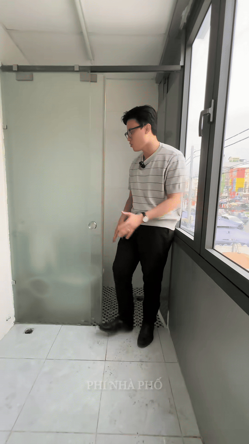 Không thể tin nổi giữa Sài Gòn có ngôi nhà thế này: Rộng 4,2m², chật chội đến nỗi đứng ngồi cũng khó, rao giá 4,5 tỷ!- Ảnh 5.