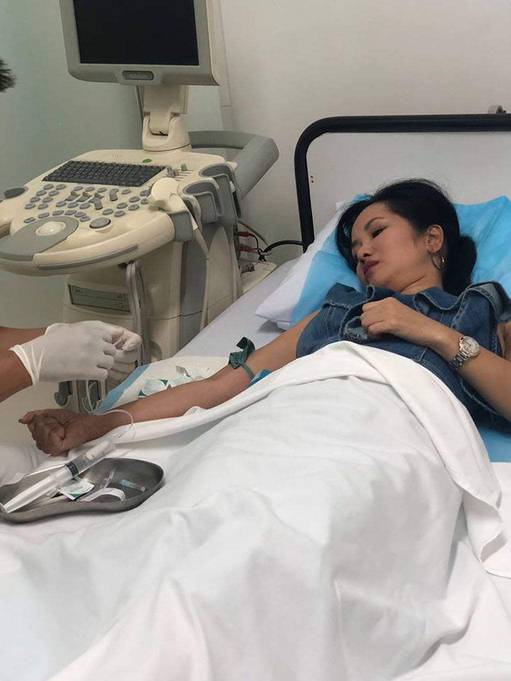 Ca sĩ Hồng Nhung nhập viện phẫu thuật- Ảnh 2.