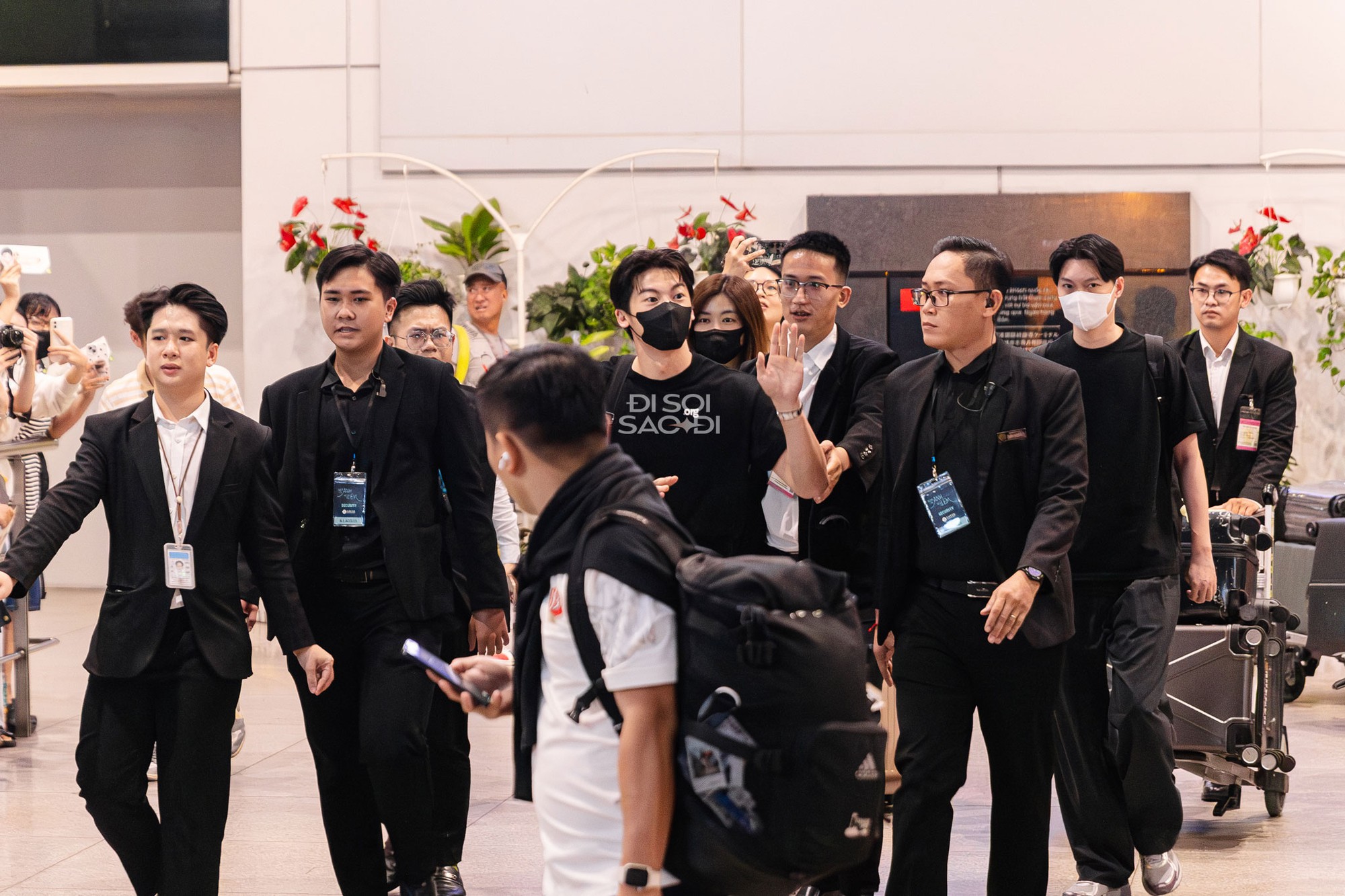 "Chồng quốc dân" Hứa Quang Hán đáp TP.HCM nửa đêm: Rắn rỏi điển trai phát sốt, khẩu trang cũng không che được visual cực phẩm!- Ảnh 1.
