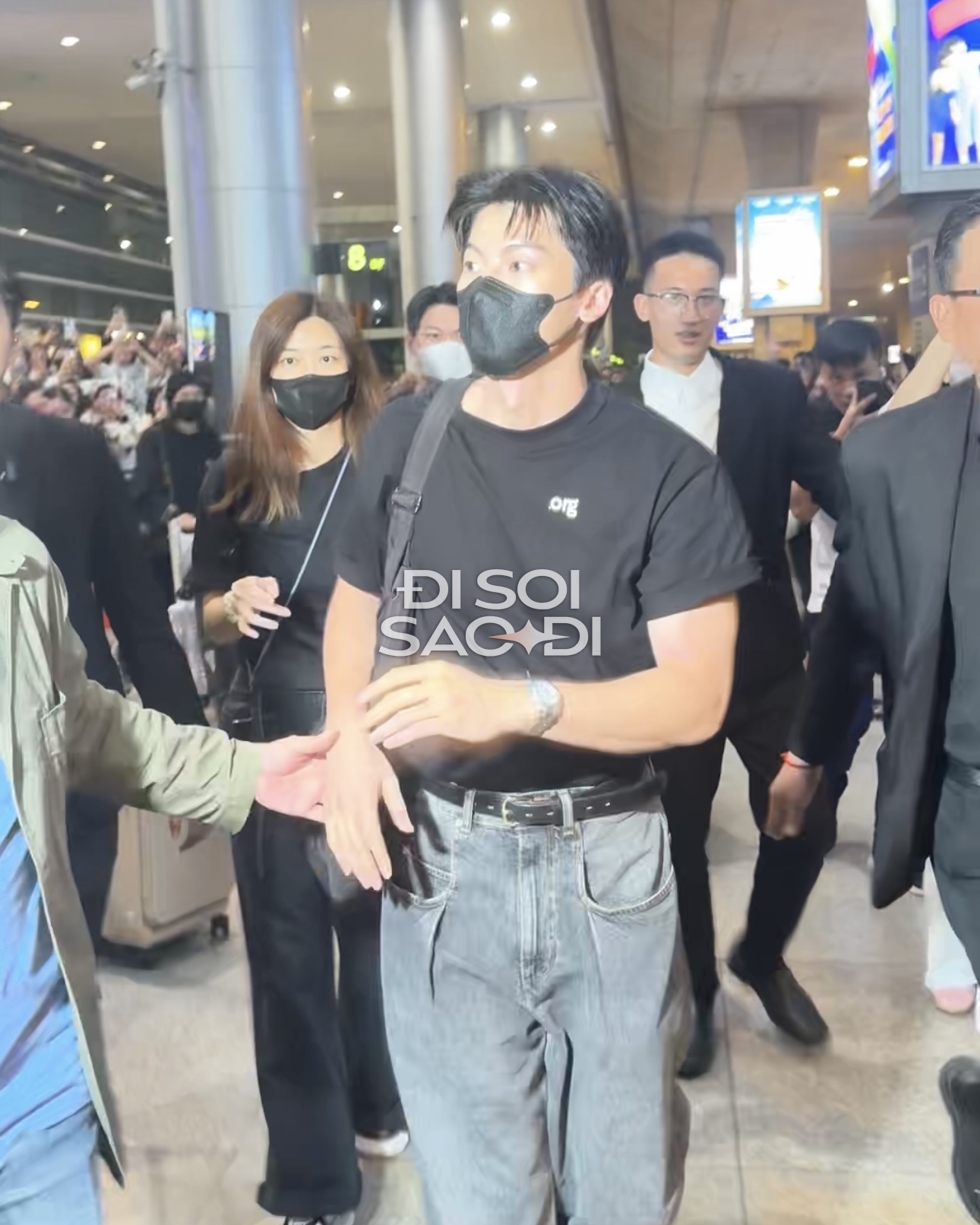 "Chồng quốc dân" Hứa Quang Hán đáp TP.HCM nửa đêm: Rắn rỏi điển trai phát sốt, khẩu trang cũng không che được visual cực phẩm!- Ảnh 7.