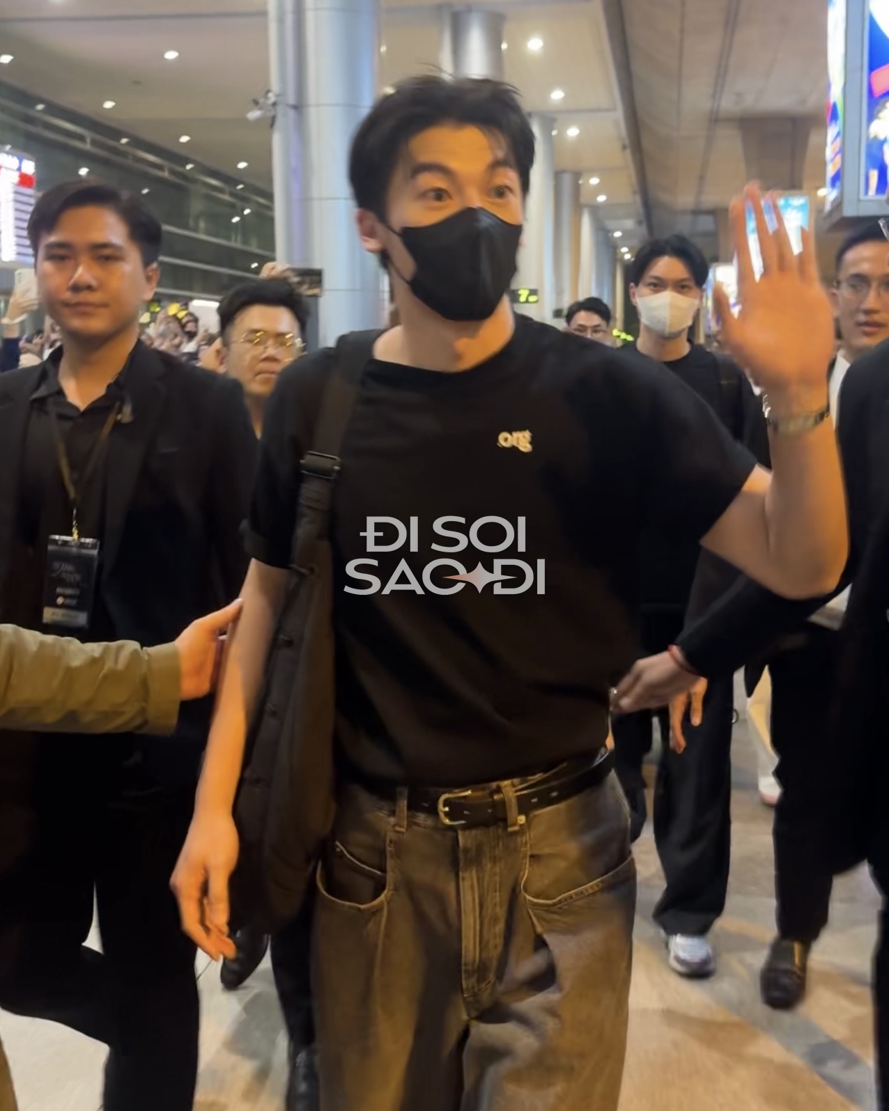 "Chồng quốc dân" Hứa Quang Hán đáp TP.HCM nửa đêm: Rắn rỏi điển trai phát sốt, khẩu trang cũng không che được visual cực phẩm!- Ảnh 5.