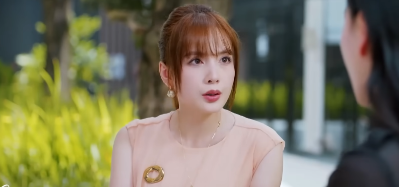 Chưa thấy phu nhân tài phiệt nào kém sang thế này: Nhan sắc sến súa lạc quẻ, giọng nói còn tuyệt vọng hơn- Ảnh 1.