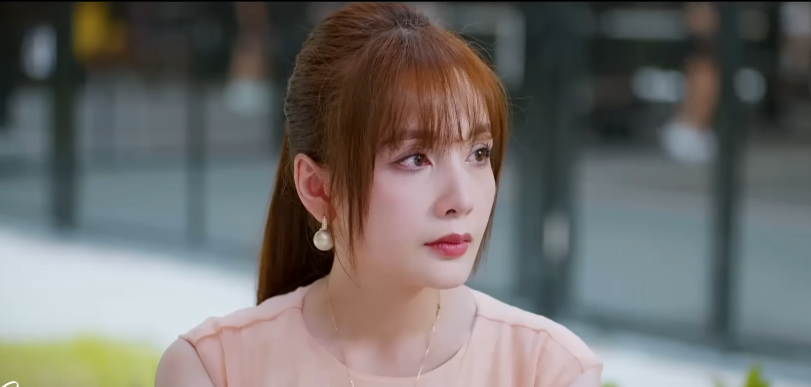Chưa thấy phu nhân tài phiệt nào kém sang thế này: Nhan sắc sến súa lạc quẻ, giọng nói còn tuyệt vọng hơn- Ảnh 2.