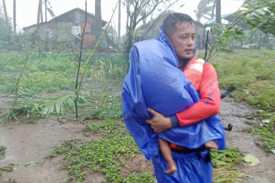Siêu bão Ragasa vừa rời đi, đã xuất hiện vùng áp thấp mới gần Philippines- Ảnh 1.