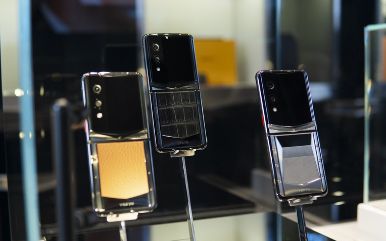 Ai đang mua hàng loạt "huyền thoại" smartphone tại Việt Nam?- Ảnh 1.