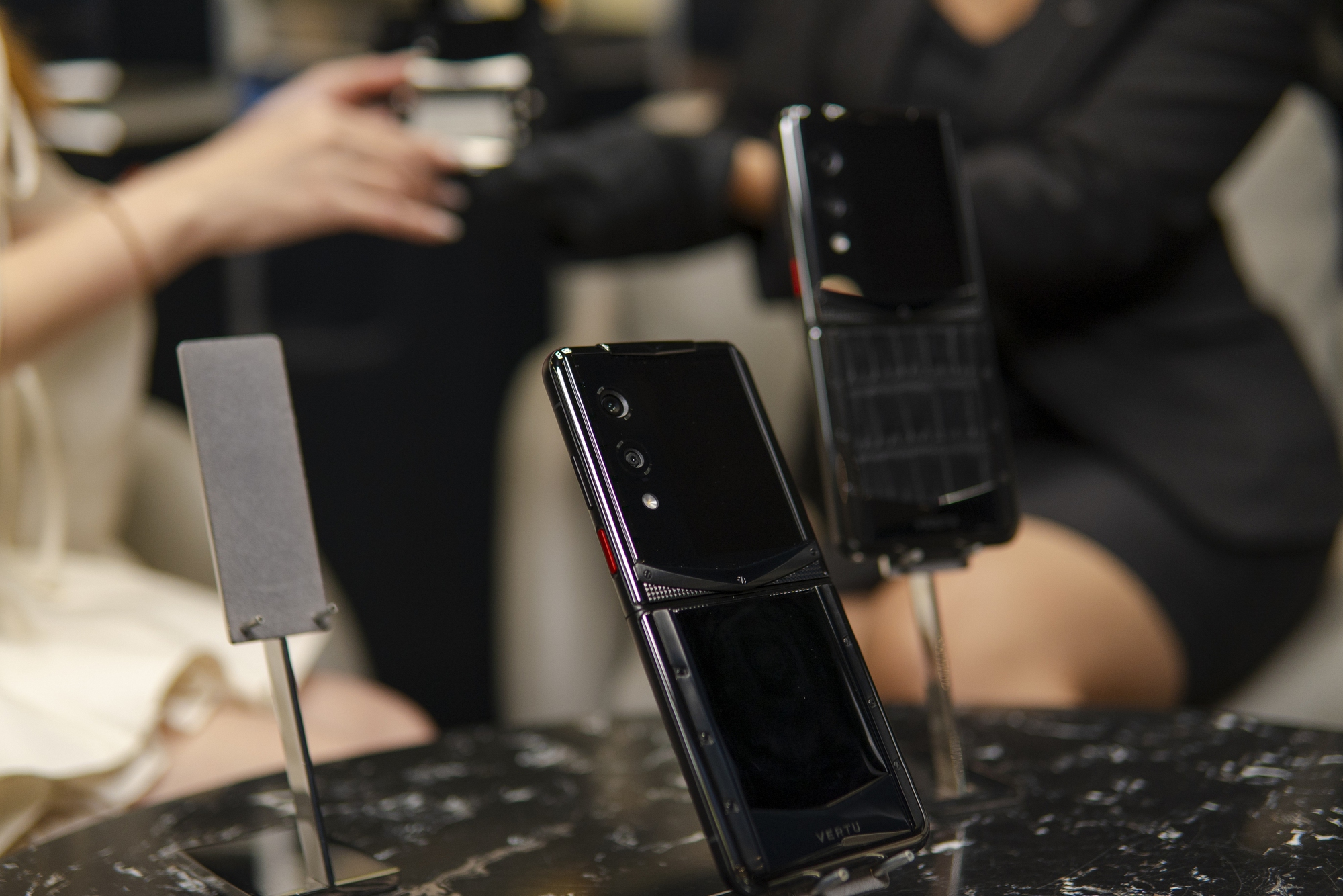 Ai đang mua hàng loạt "huyền thoại" smartphone tại Việt Nam?- Ảnh 2.