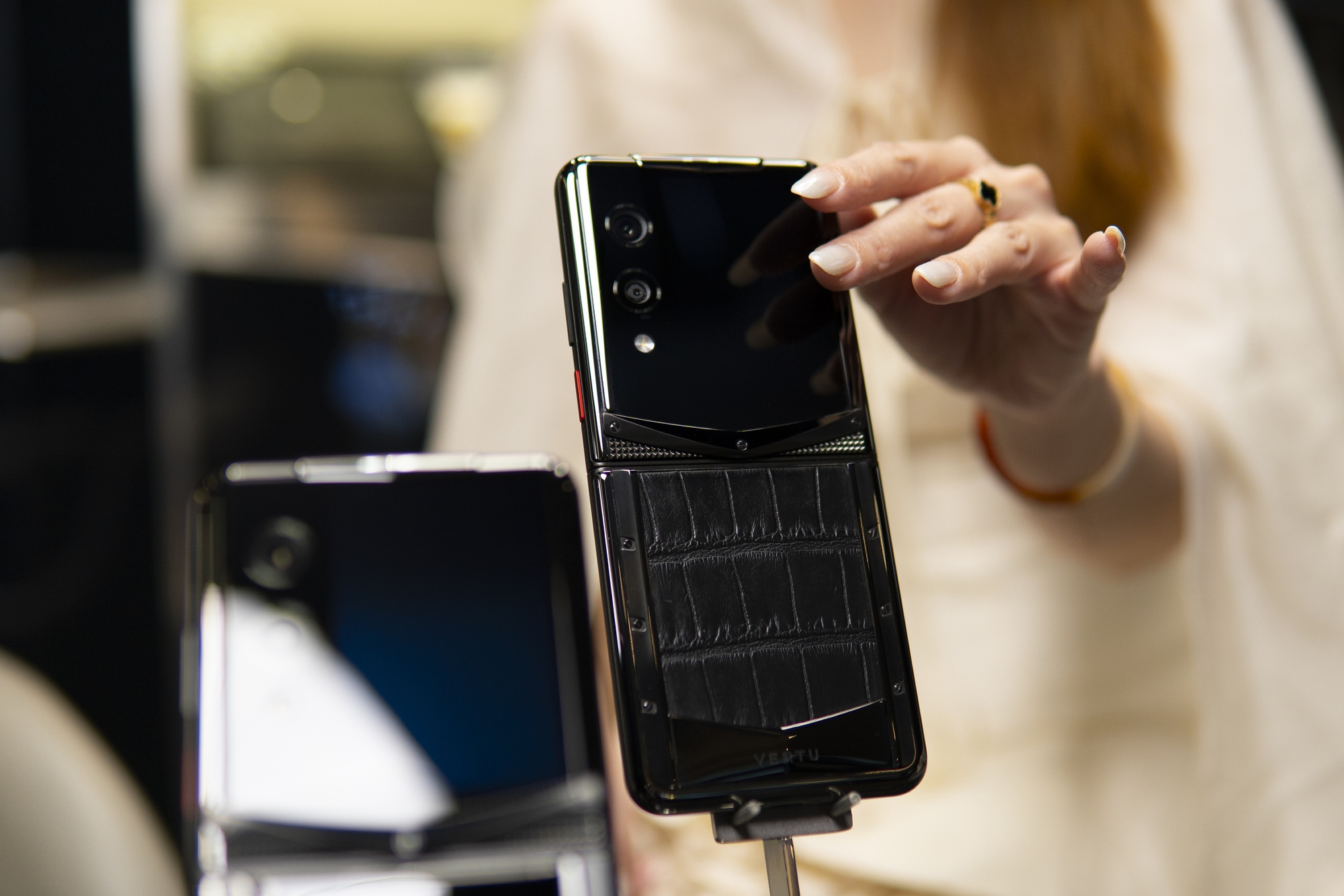 Ai đang mua hàng loạt "huyền thoại" smartphone tại Việt Nam?- Ảnh 3.