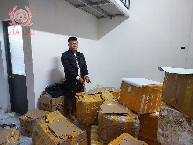 Khám xét phòng trọ, bắt giữ Trần Huy Thắng, thu giữ hàng loạt vũ khí nóng- Ảnh 1.
