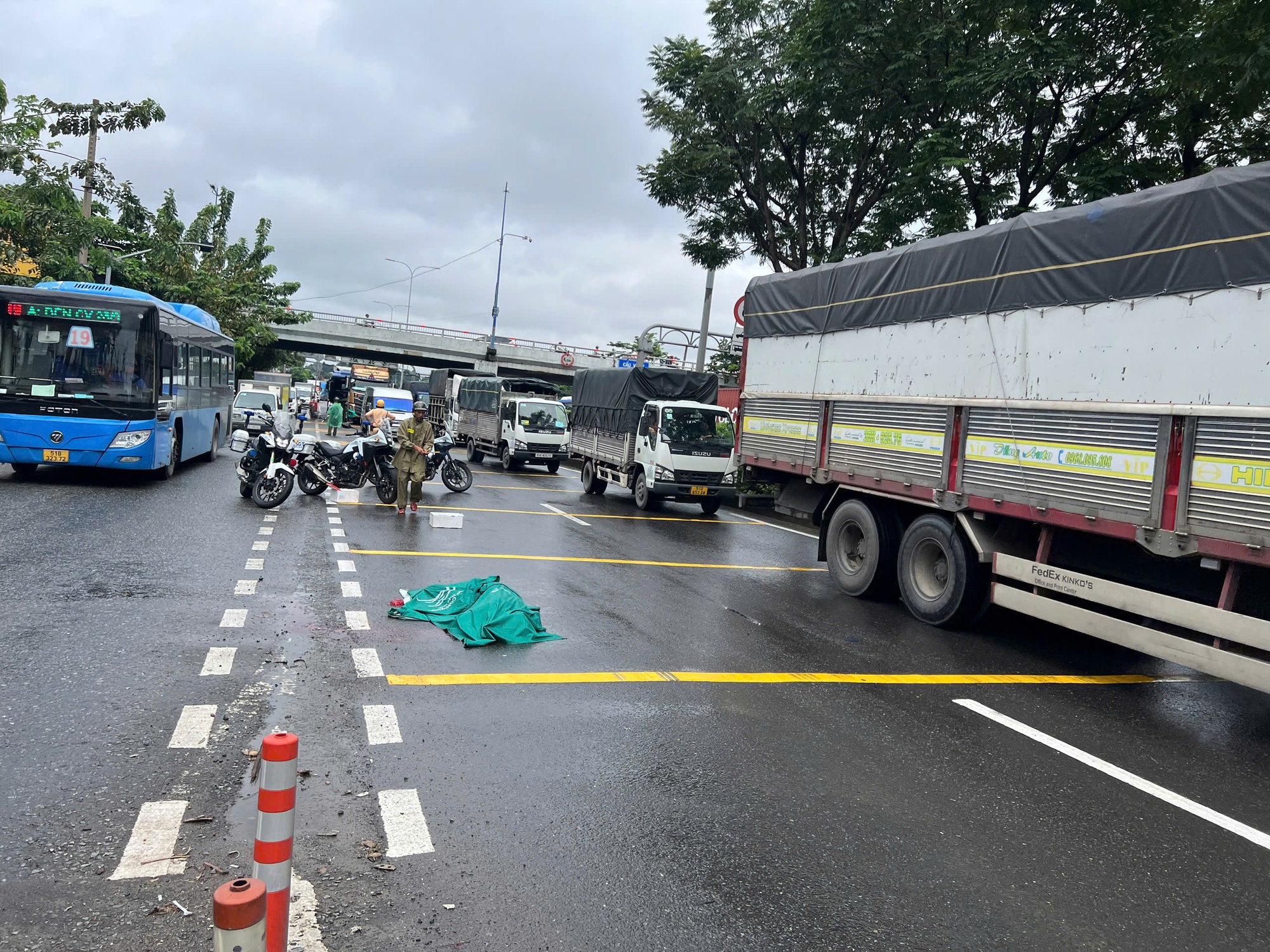 Người đàn ông đứng trên vỉa hè bất ngờ lao vào gầm container, tử vong tại chỗ: Khoảnh khắc ám ảnh- Ảnh 1.