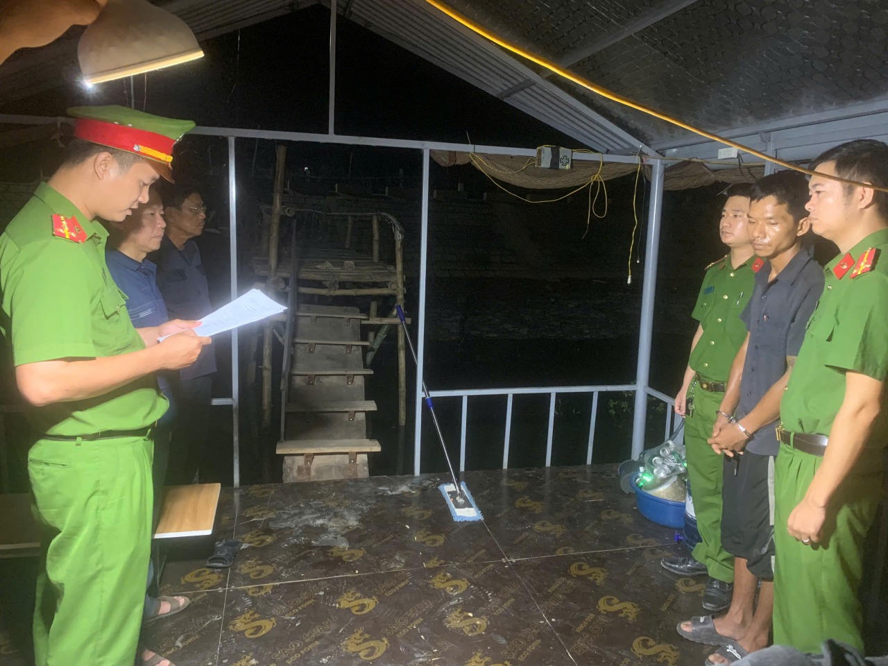 Phá "tiệc ma túy" tại căn nhà nổi trên sông Gianh- Ảnh 1.