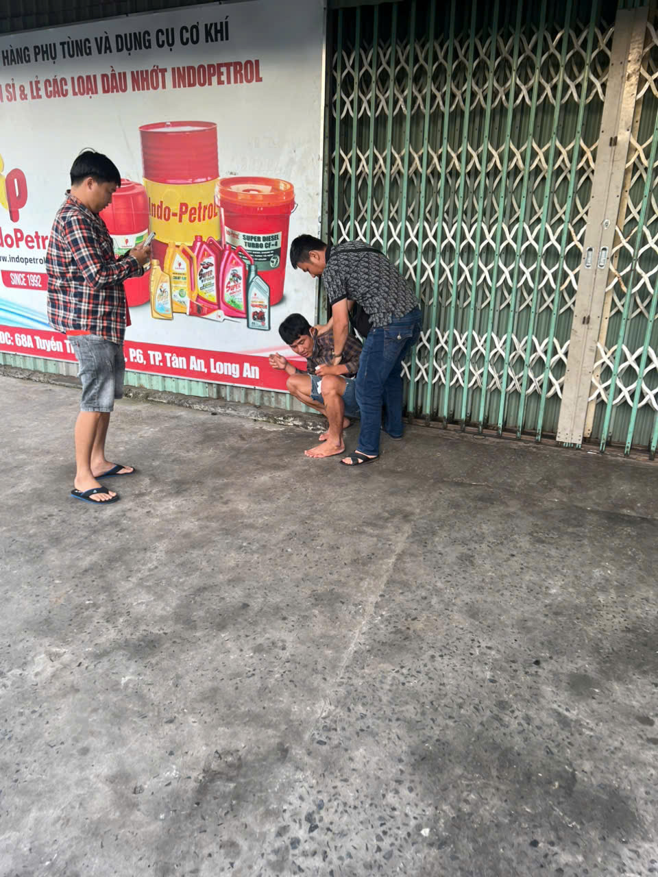 Bắt giữ nghi phạm thứ 2 vụ cướp giật điện thoại người phụ nữ bại liệt ở Tây Ninh- Ảnh 1.