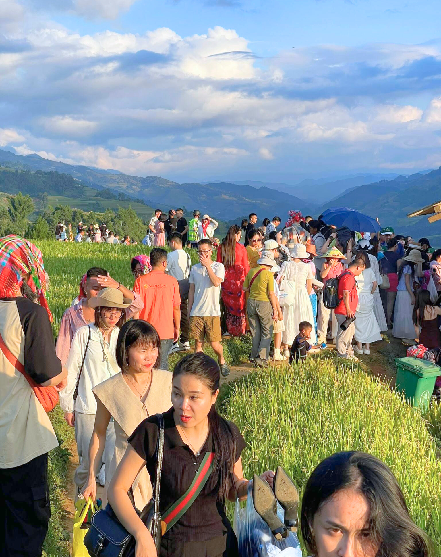 Cảnh tượng diễn ra giữa ruộng bậc thang Mù Cang Chải khiến nhiều người ngỡ ngàng: Hoá ra đây là lý do homestay thi nhau "cháy" phòng- Ảnh 4.
