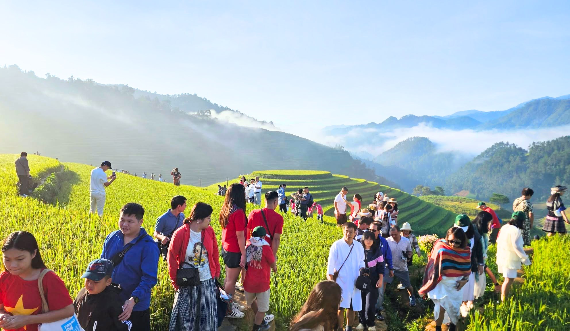 Cảnh tượng diễn ra giữa ruộng bậc thang Mù Cang Chải khiến nhiều người ngỡ ngàng: Hoá ra đây là lý do homestay thi nhau "cháy" phòng- Ảnh 1.