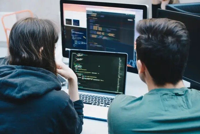 90% lập trình viên dùng AI: Nghề gõ code trước ngưỡng cửa thay đổi, cơ hội nào cho người mới vào ngành?- Ảnh 2.