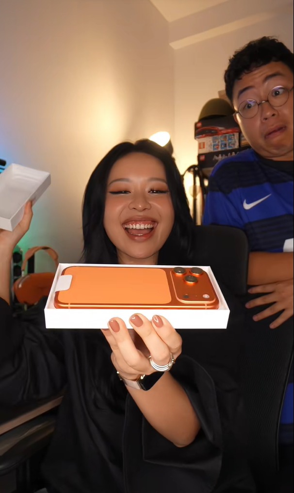 Video unbox iPhone 17 Pro Max đáng xem nhất lúc này: Càng xem càng cuốn, không có tiền mua thì mình xem trước!- Ảnh 1.