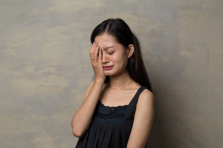 Chồng gặp tai nạn rồi qua đời, vợ đứng bên ngoài nhà xác bất ngờ phát hiện bí mật gây sốc trong chiếc điện thoại- Ảnh 1.