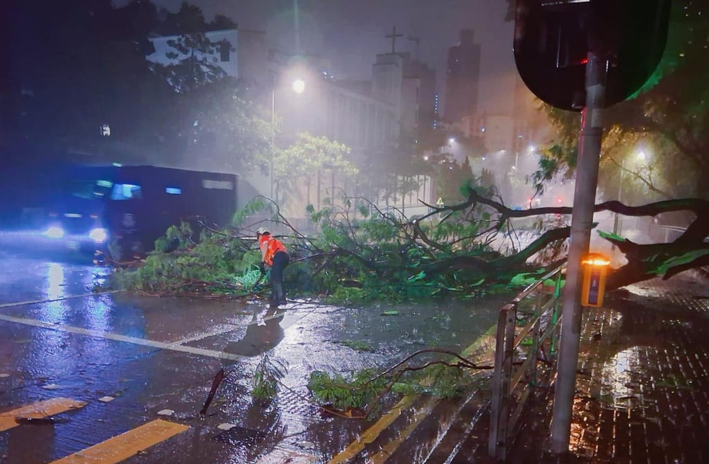 Siêu bão Ragasa: Sóng lớn "quất" Hồng Kông, hàng loạt thành phố Trung Quốc "nín thở"- Ảnh 5.