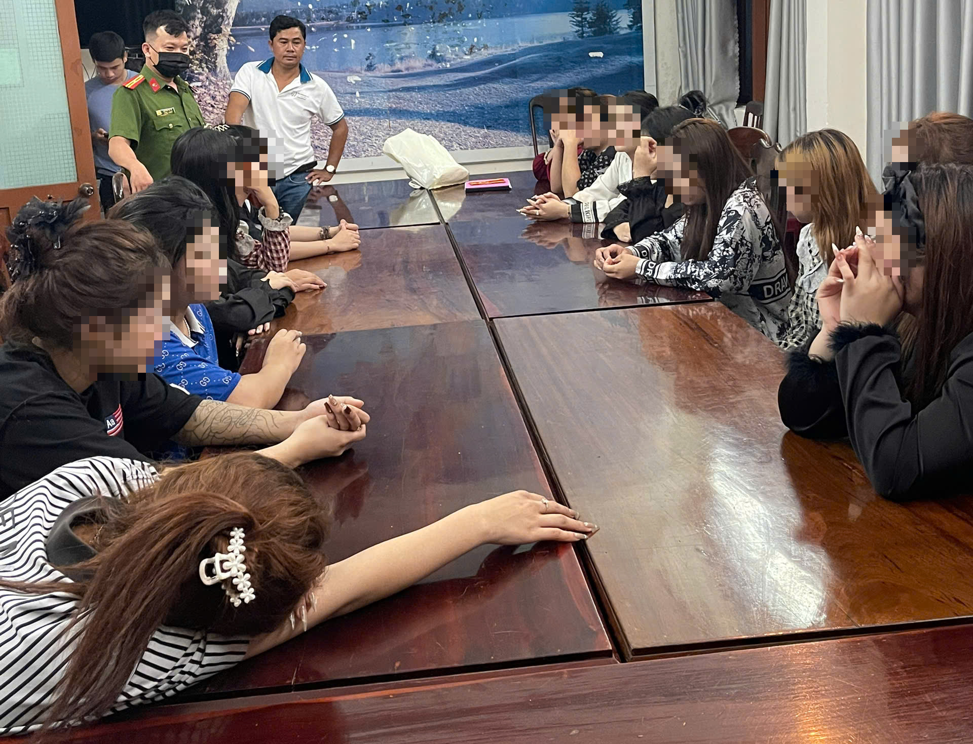 Bắt giữ "tú bà" quản lý nhiều nhân viên phục vụ quán karaoke kèm bán dâm- Ảnh 2.