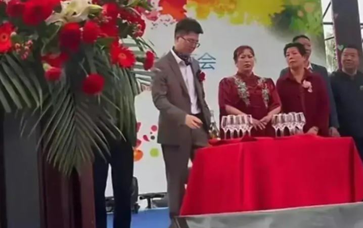 Chú rể 29 tuổi cưới vợ 51 tuổi, gia thế cô dâu gây bất ngờ- Ảnh 1.