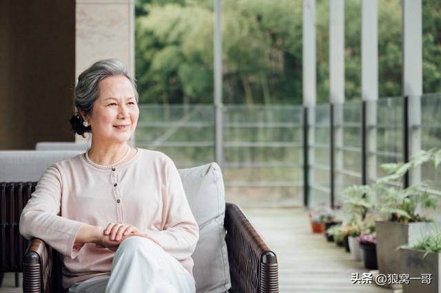 Sau 60 tuổi, có 3 kiểu người nên ít qua lại, 3 điều không nên câu nệ và 3 thứ không nên ăn- Ảnh 2.