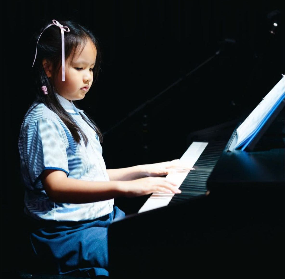 Bé gái Việt chơi đàn gây sốt MXH: Thì ra có mẹ là siêu mẫu, bố đại gia trăm tỷ, theo học trường đắt đỏ thế này!- Ảnh 1.
