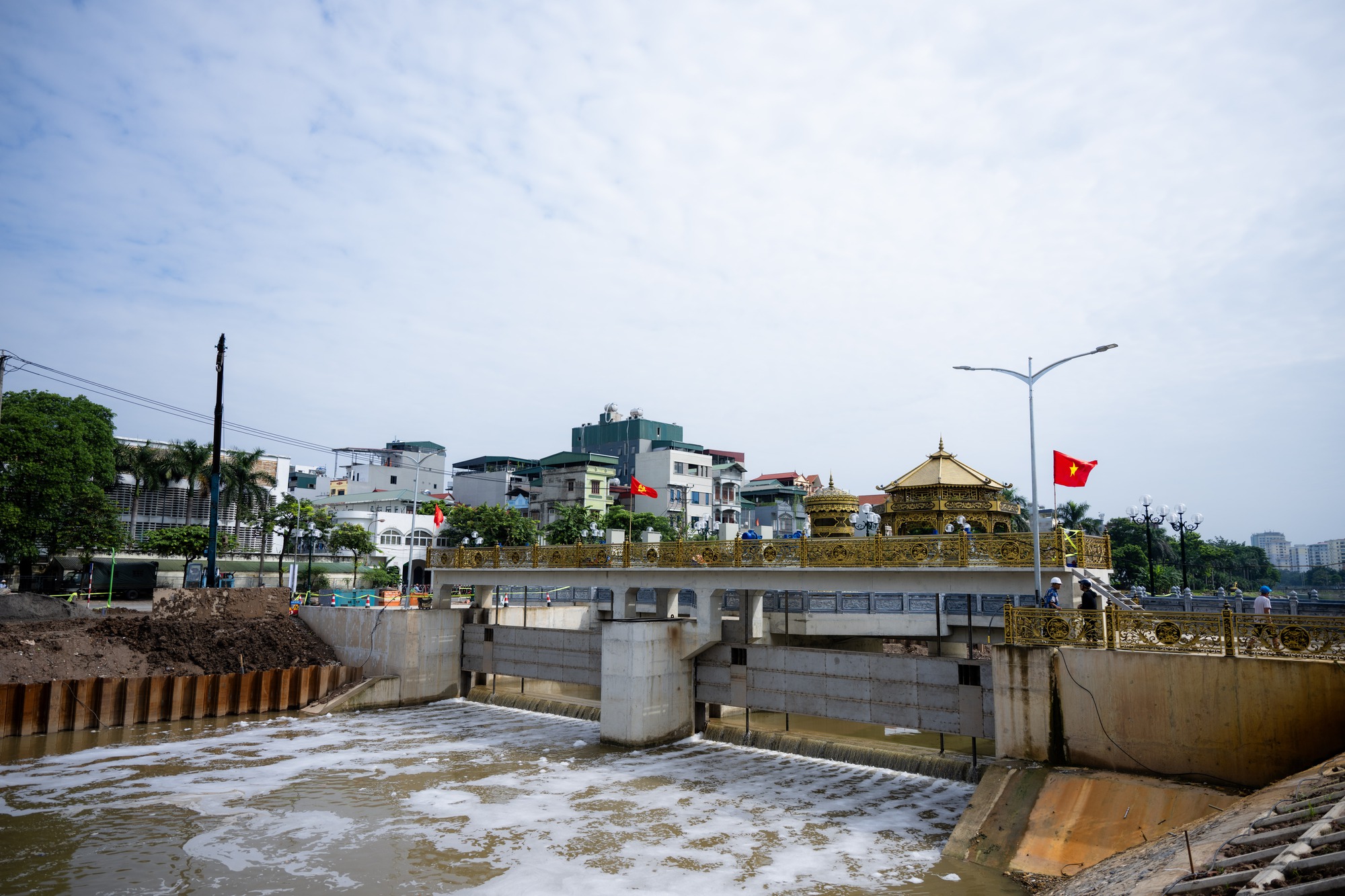 Cận cảnh đập dâng đầu tiên mang nguồn nước bổ cập mới cho sông Tô Lịch "hồi sinh"- Ảnh 15.