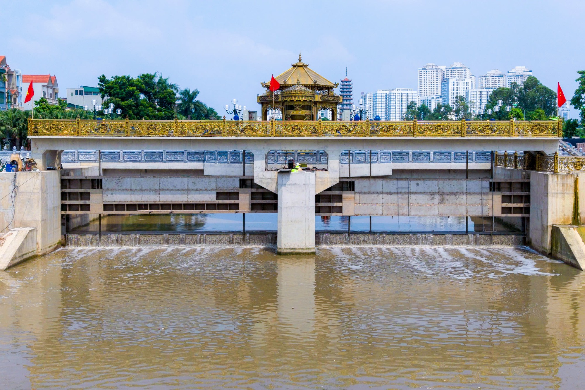 Cận cảnh đập dâng đầu tiên mang nguồn nước bổ cập mới cho sông Tô Lịch "hồi sinh"- Ảnh 1.