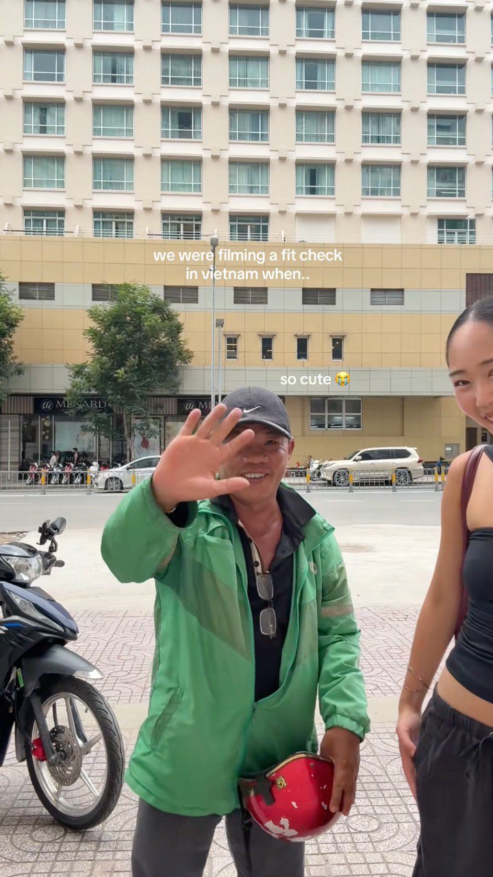 Cuốn sổ tay nhỏ bé của anh tài xế Việt khiến hai khách Tây xúc động vô cùng- Ảnh 2.